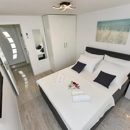 Ana *